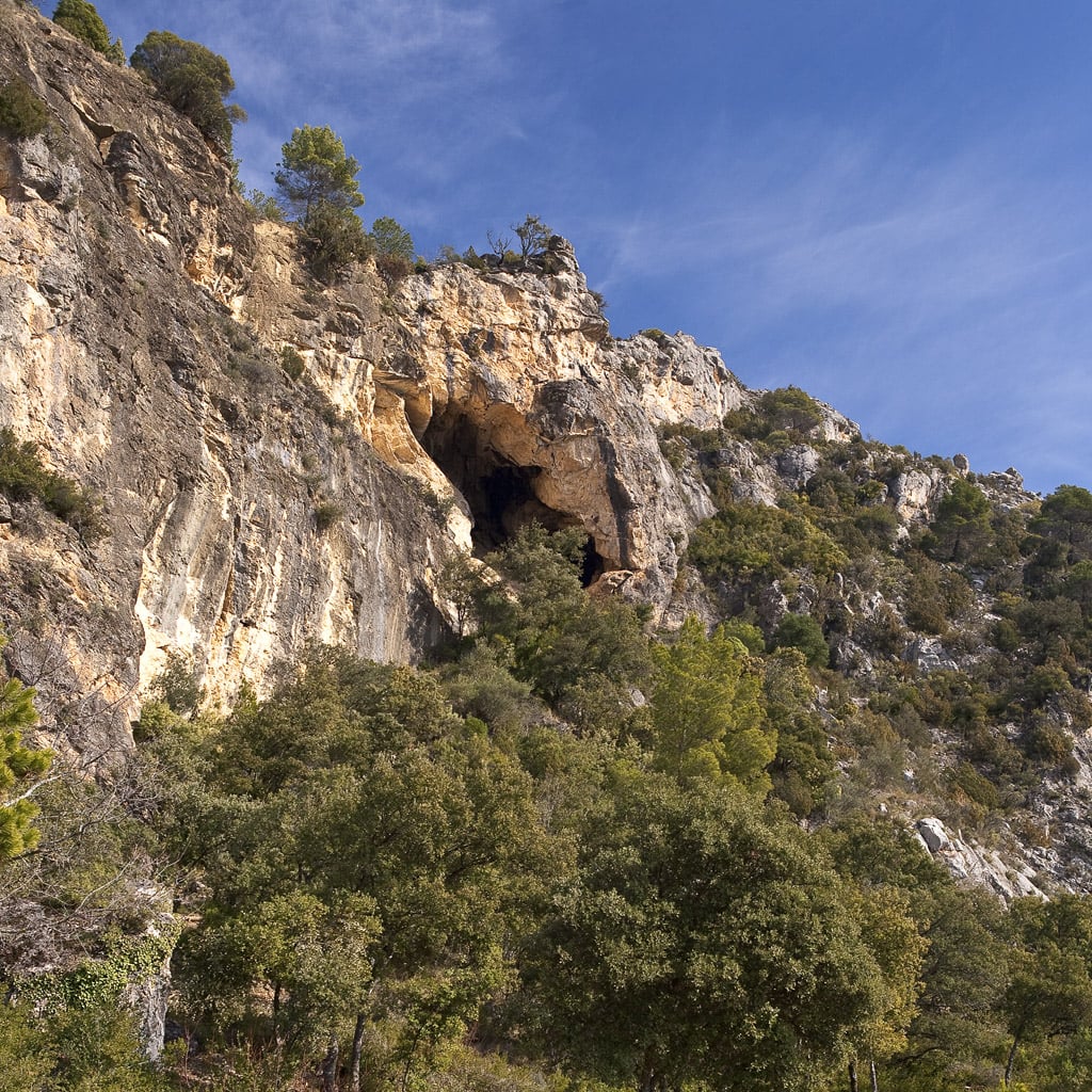 Montfalcó (Viacamp y Litera). Cueva de los Higos, poste o señal indicativa del sendero